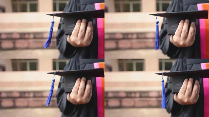 具有学士学位的毕业生参加了大学的证书颁发仪式