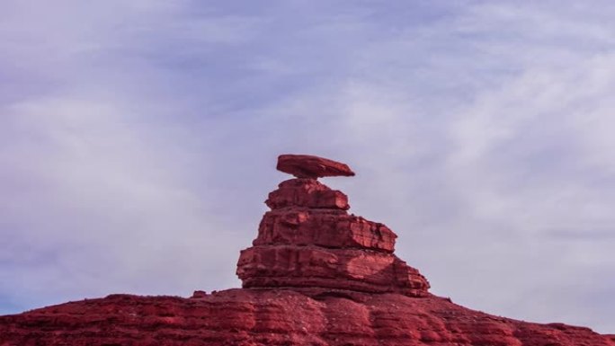 延时云层在犹他州的草帽状岩层墨西哥帽上移动