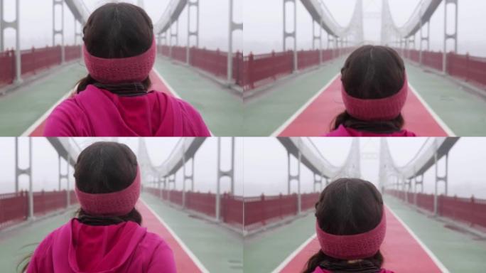 年轻胖乎乎的高加索女孩在桥上奔跑。后退射击。紫色套装