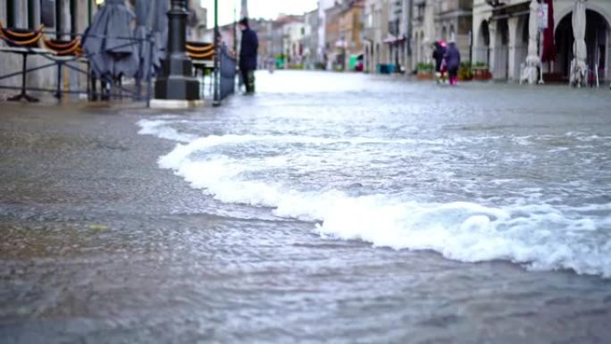 强大的洪水泛滥覆盖了小城市街道
