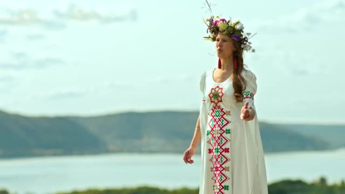 一个穿着民间服装的美女肖像，上面绣有刺绣，头上有花圈，唱着民歌。乌克兰人民的习俗和传统，美丽的风景。