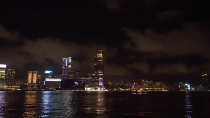 天星小轮穿越维多利亚港夜灯