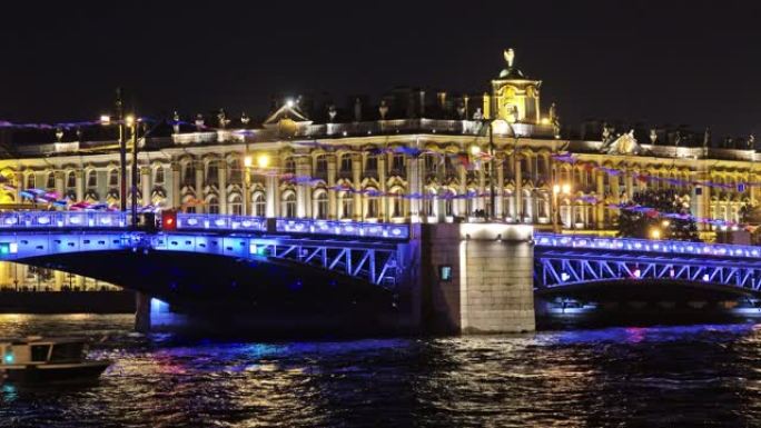 晚上涅瓦河上的宫殿桥和船