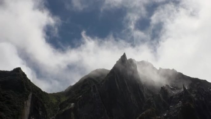 新西兰岩石悬崖山全景景观。