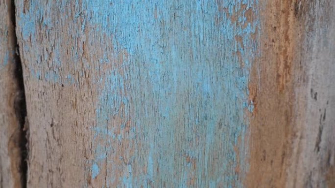 带有裂缝和污渍的旧木质绿松石破旧木板的质地。木制桌面的抽象背景