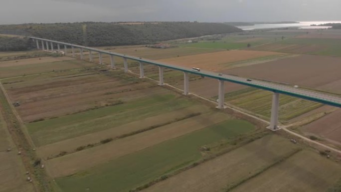 混凝土码头上的Mirna桥。汽车驶过河谷。克罗地亚的天线