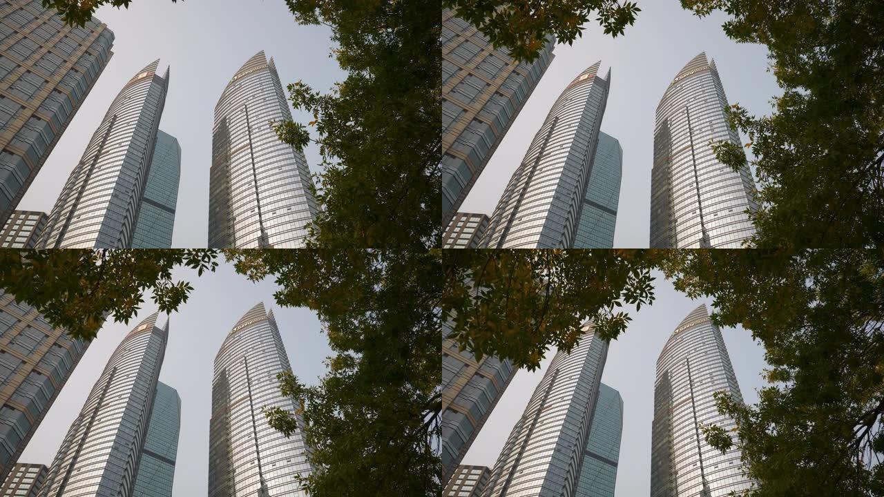 日落时间青岛市市中心现代办公楼前慢动作向上视图4k中国