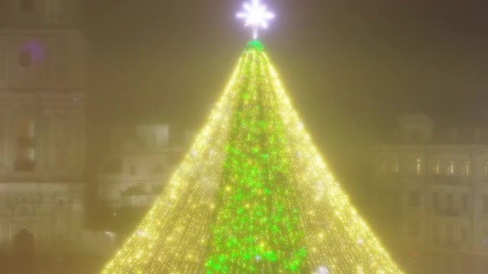 晚上城市广场上的圣诞节和新年装饰。鸟瞰图。2021年前夕，基辅索菲亚广场的新年树。庆祝气氛