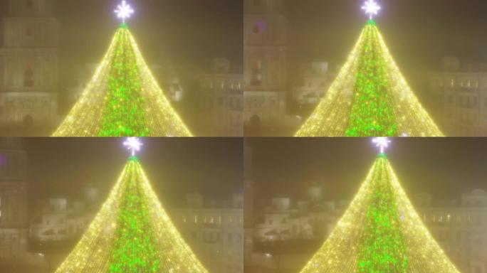 晚上城市广场上的圣诞节和新年装饰。鸟瞰图。2021年前夕，基辅索菲亚广场的新年树。庆祝气氛