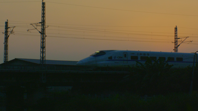 夕阳下的动车傍晚时分的列车