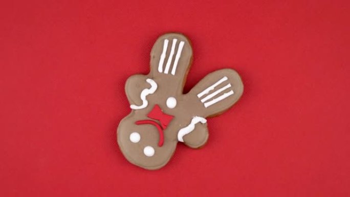 红色背景上的自制姜饼人。圣诞经典姜饼干。手工制作的传统饼干。新年假期的甜点。创意礼物和惊喜。顶视图