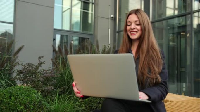 年轻的女商人使用笔记本电脑与远方的朋友或家人交谈