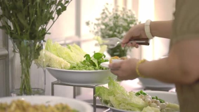 沙拉吧配新鲜蔬菜，在餐桌服务的自助餐角切成薄片