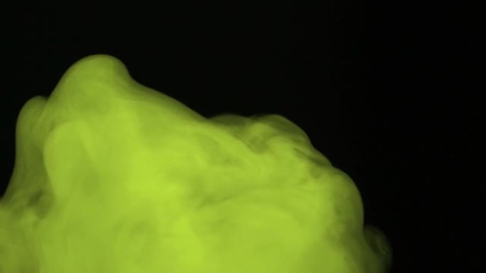 摘要黑色背景上的绿色蒸汽烟雾。化学烟雾的云。化学中试剂的光滑滚动有毒气体云。运动中的毒素和有毒物质。