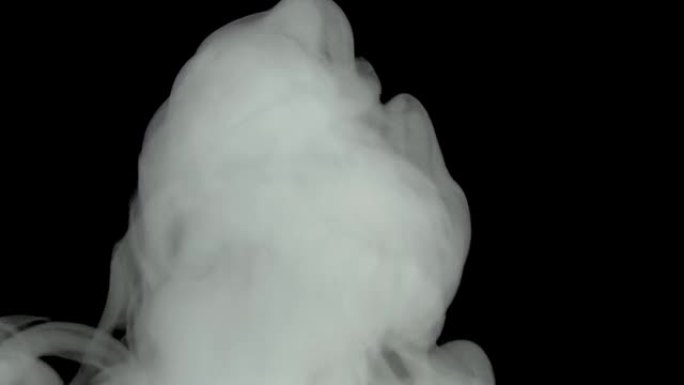 黑色背景上的白烟或雾。沸腾是蒸汽或化学物质的气态云的冒泡。化学中试剂的光滑滚动有毒气体云。运动中的毒