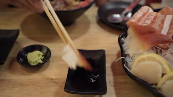 男人吃日本食物