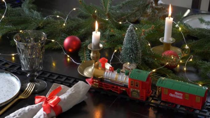 波兰弗罗茨瓦夫-2020年11月16日: 圣诞火车作为晚餐时圣诞餐桌上的装饰