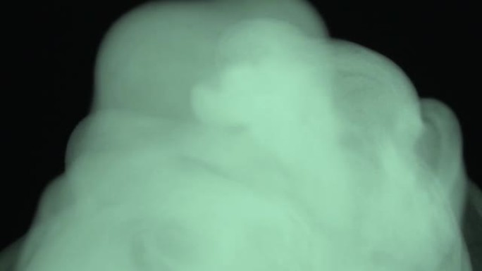 摘要黑色背景上的绿色蒸汽烟雾。化学烟雾的云。化学中试剂的光滑滚动有毒气体云。运动中的毒素和有毒物质。