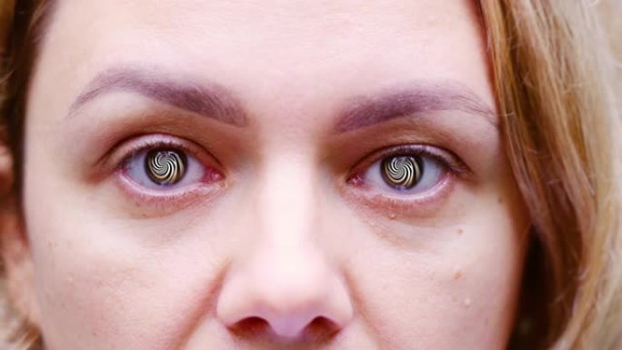具有黑白转弯图案的女人作为眼睛的瞳孔