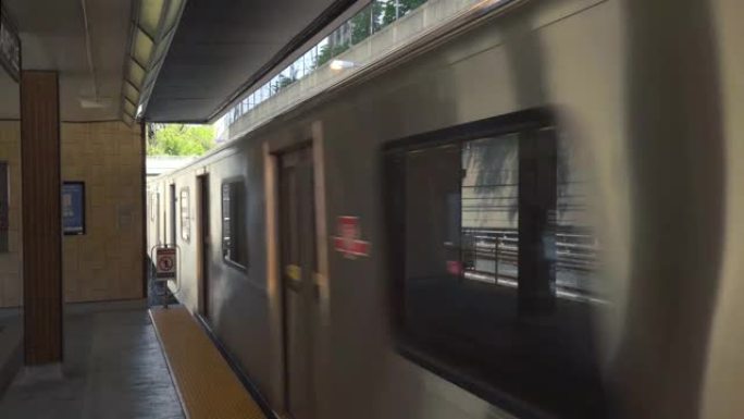 多伦多运输委员会 (TTC) -乘坐央大学线的新升级列车