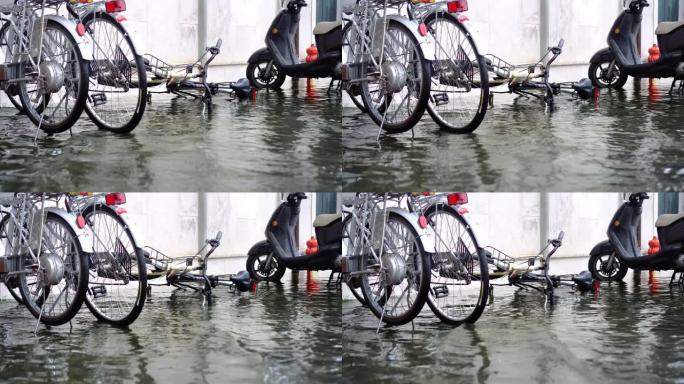 停放在水中的自行车泛滥成灾