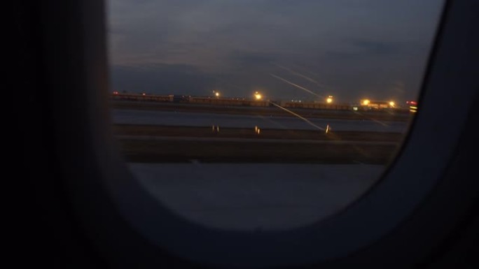 飞机在机场起飞夜晚灯光飞机窗户