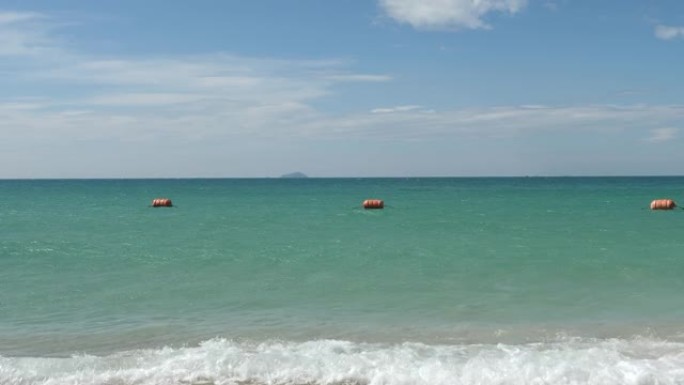泰国东部旺季的赛凯 (Sai Kaew) 热带海滩。沙滩上的海浪和美丽的天空。
