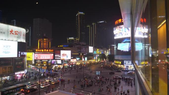 夜间长沙市市中心著名拥挤交通街人行横道屋顶慢动作全景4k中国