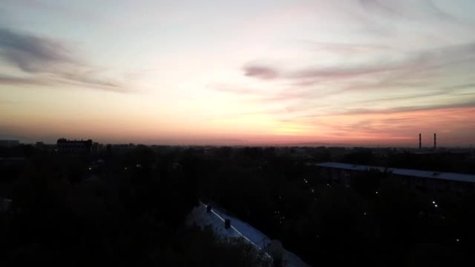 阿拉木图市上空的红色日落