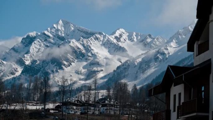 高加索山脉的冬天从奥林匹克村看到