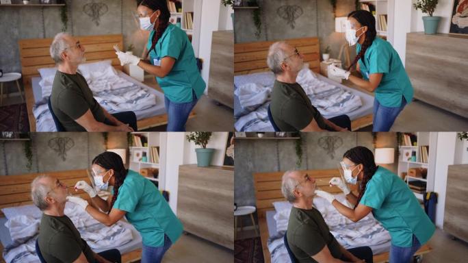 护士在家访期间接受老年患者的拭子测试