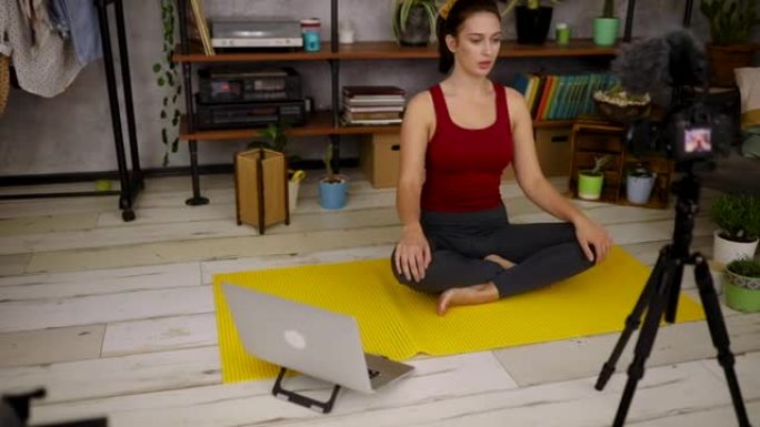 女视频博主利用自己的爱好做兼职，让瑜伽离感兴趣的人更近，也能在COVID-19大流行期间赚到一些钱