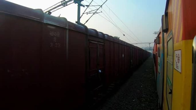 火车运行镜头从不同的独特角度穿越另一列火车