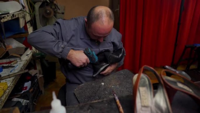 专业鞋匠在他的鞋匠车间手工修鞋