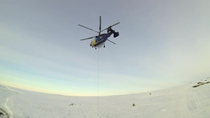 一架直升机从大西洋的破冰船上带走了货物。