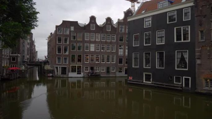 多云的一天阿姆斯特丹市中心著名的运河湾慢动作全景4k荷兰