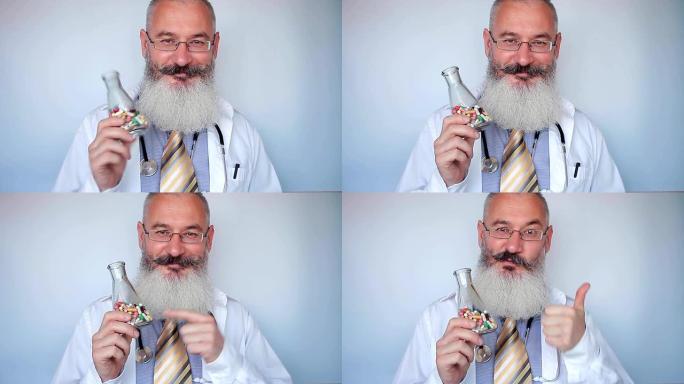 成熟的大胡子男医生指着瓶子，手里拿着多色药丸，竖起大拇指。奇怪的医生概念。药物过度使用概念。灰色背景