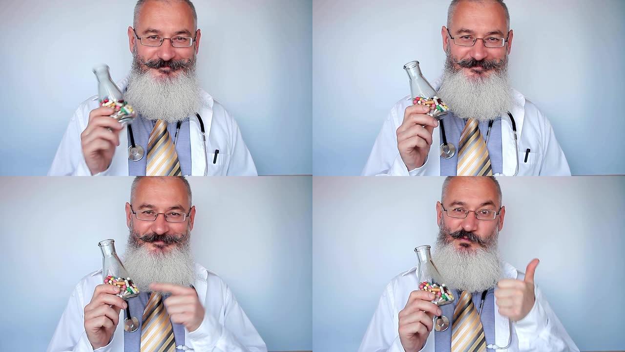 成熟的大胡子男医生指着瓶子，手里拿着多色药丸，竖起大拇指。奇怪的医生概念。药物过度使用概念。灰色背景