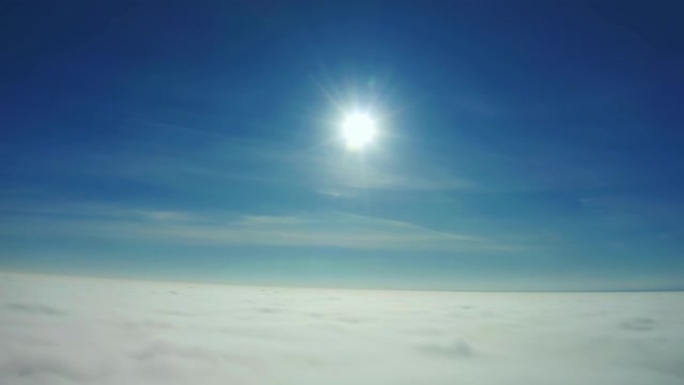 空中无人机视图。飞来飞去，缓慢下降到云中
