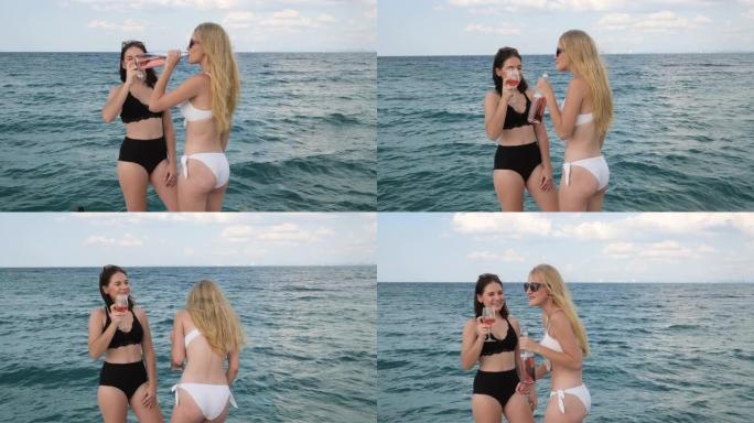 年轻的女性朋友一起在游艇前玩得开心。