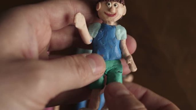 粘土制成的橡皮泥男孩雕像木偶