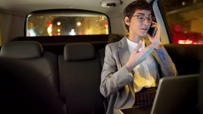 年轻的女企业家向汽车驾驶员展示他需要在电话中左转