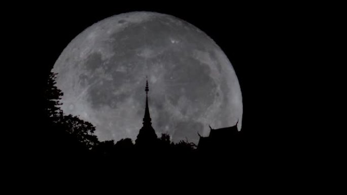 满月落在Phra后面。泰国清迈府。