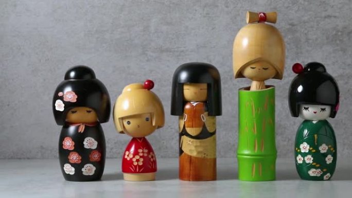 一排传统的日本木制kokeshi娃娃特写