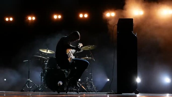 在舞台上的音乐会上，吉他手弹吉他的剪影。