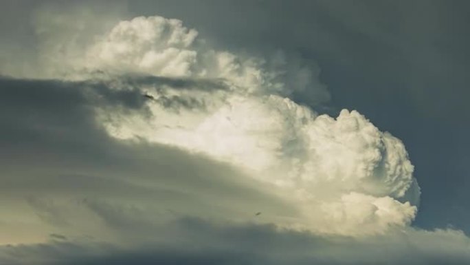 天空中升起的暴风云，强大的上升气流，超级电池云