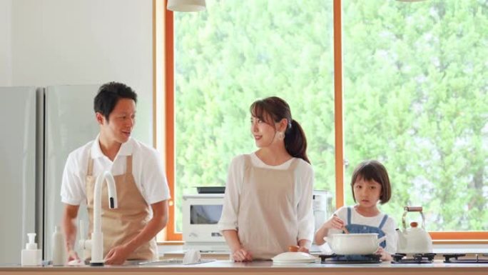 亚洲家庭在家做饭家宴料理家常菜烹饪