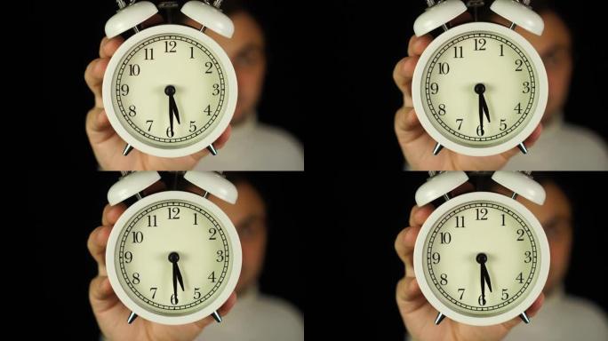 5:30点。人类手持闹钟，显示五点三十分的铃声。