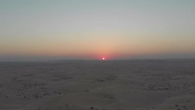 沙特阿拉伯日落时4x4汽车沙丘在沙漠中扑打的航拍画面
