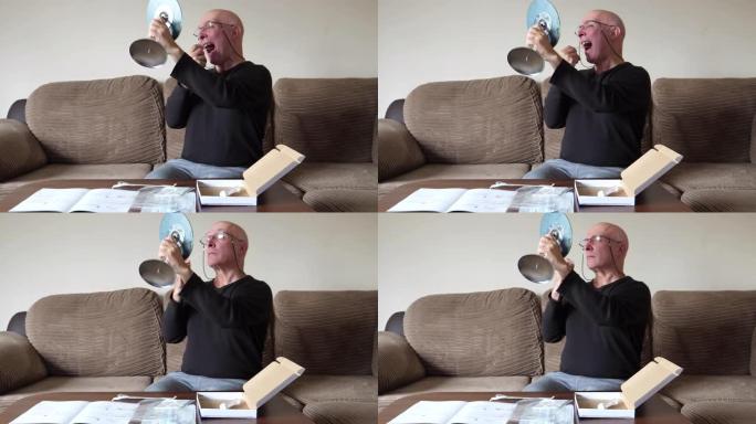 高级男子在家做自我测试新型冠状病毒肺炎拭子